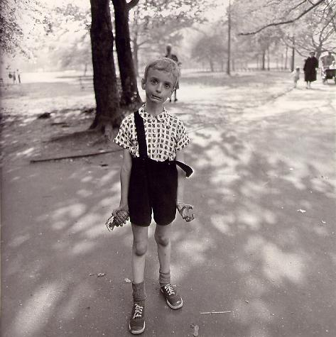 62662diane-arbus_hand_grenade.jpg